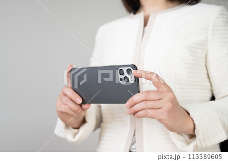 フォーマルなジャケットを着た女性 113389605