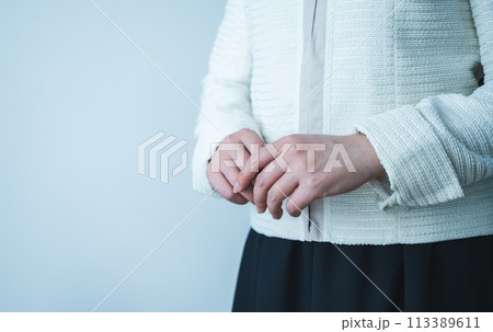 フォーマルなジャケットを着た女性 113389611