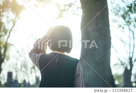 森の中の女性ポートレート 113389617