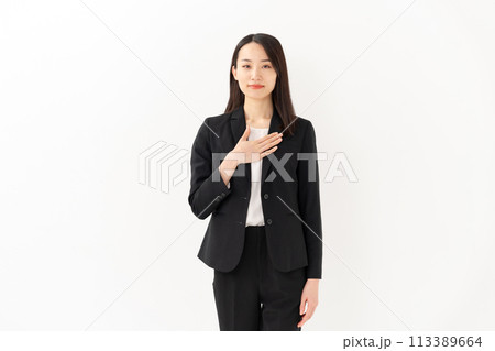 笑顔のビジネスウーマン 20代女性　お任せください 113389664
