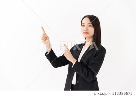 指差すビジネスウーマン 若い女性 指差すビジネスウーマン 若い女性 113389673