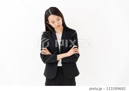 悩むビジネスウーマン 20代女性 113389682