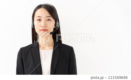 スーツを着た笑顔のオペレーター 20代女性 113389686