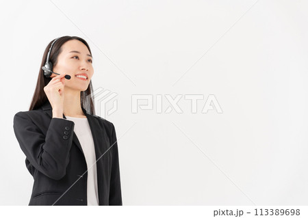 スーツを着た笑顔のオペレーター 20代女性 スーツを着た笑顔のオペレーター 20代女性 113389698