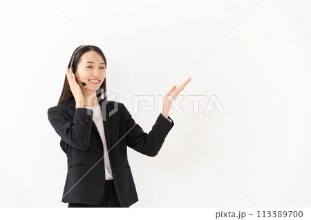 スーツを着た笑顔のオペレーター 20代女性 113389700