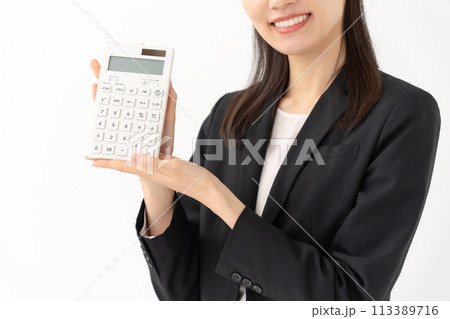 電卓を持つ若い女性 ビジネス 顔なし 電卓を持つ若い女性 ビジネス 顔なし 113389716