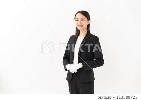 若い女性　ビジネス　白手袋　手組み 113389725