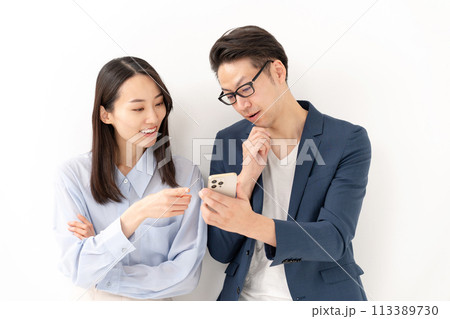 ビジネス　男女　スマホ 113389730