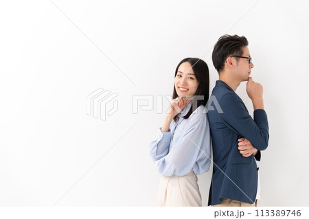 ビジネス 男女 腕組み 背中合わせ ビジネス 男女 腕組み 背中合わせ 113389746