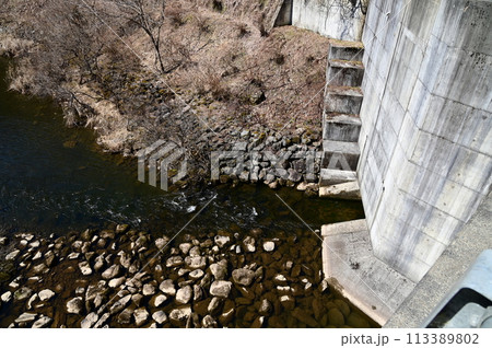 春の早池峰ダムからの風景 113389802