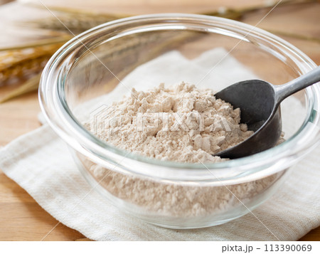 ガラスのボウルに入った全粒粉 113390069