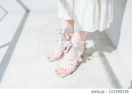 お洒落なサンダルを履く女性の足元 お洒落なサンダルを履く女性の足元 113390536