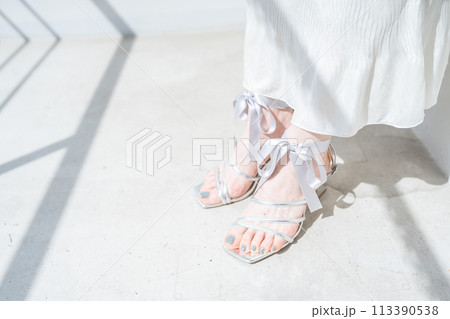 お洒落なサンダルを履く女性の足元 113390538