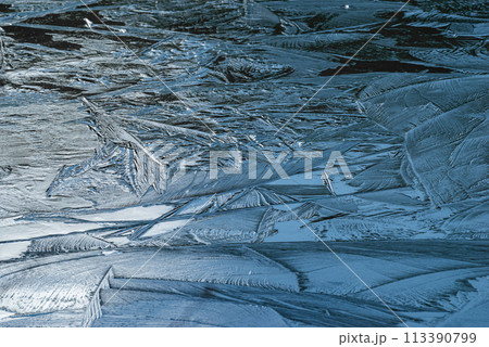 自然に凍りついた氷の模様 113390799