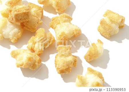 おかきを白背景で撮影 113390953