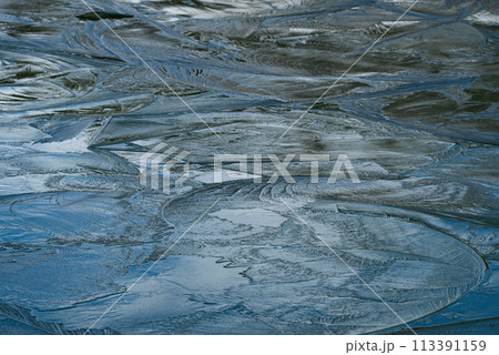 自然に凍りついた氷の模様 113391159