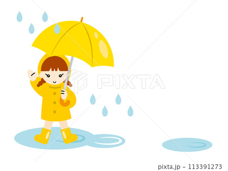 雨の中傘をさすレインコートの女の子 113391273