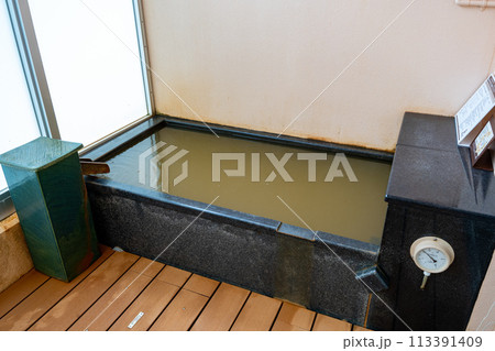 沖縄県南城市のユインチホテル南城の天然温泉「猿人の湯」、宿泊部屋の内湯の浴槽。 113391409