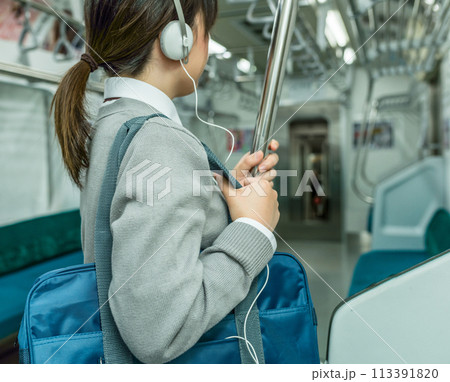 電車通学の高校生のイメージ 113391820