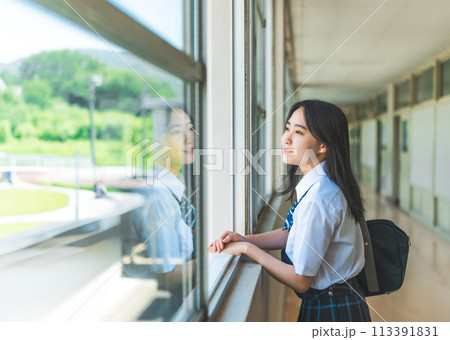 半袖の制服を着た女子高校生の初夏ポートレート 113391831