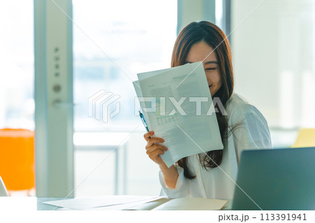 美しいビジネスウーマンのポートレート:イメージカット 美しいビジネスウーマンのポートレート:イメージカット 113391941