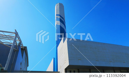 埼玉県川口市の朝日環境センターの煙突と青空の風景 113392004