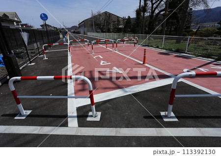 歩道に生まれ変わる、長野電鉄河東線跡 113392130