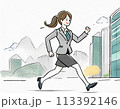 オフィス街を歩くスーツ姿の女性 113392146