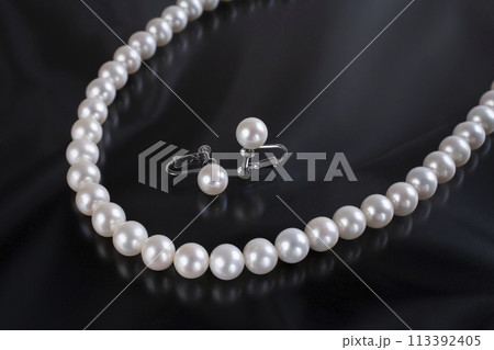 黒背景に置いた真珠のネックレスとイヤリング 113392405
