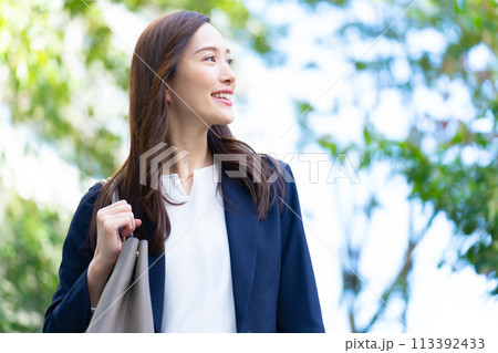 ビジネス　女性　見上げる 113392433