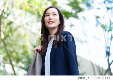 ビジネス　女性　見上げる 113392435