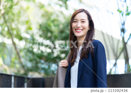 ビジネス 女性 見上げる ビジネス 女性 見上げる 113392436