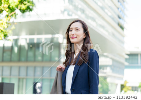 ビジネス　ミドル女性 113392442
