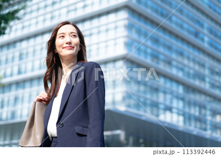 ビジネス　ミドル女性 113392446