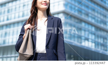 ビジネス　ミドル女性 113392447