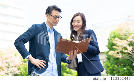 ビジネス　屋外　男女 113392449