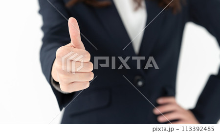 サムズアップ 手元 女性 サムズアップ 手元 女性 113392485