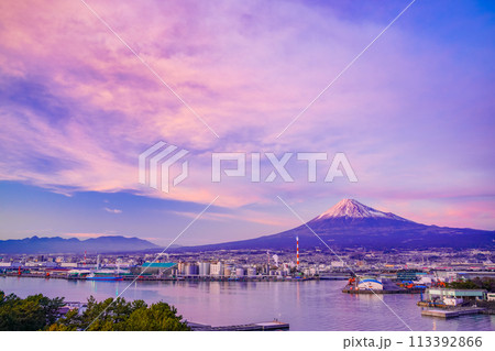 【静岡県】田子の浦港から望む富士山　夕景 113392866