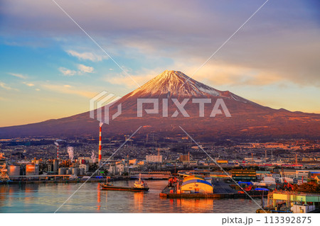 【静岡県】田子の浦港から望む富士山　夕景 113392875