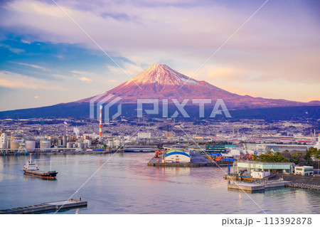 【静岡県】田子の浦港から望む富士山 夕景 【静岡県】田子の浦港から望む富士山 夕景 113392878