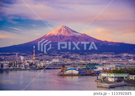 【静岡県】田子の浦港から望む富士山 夕景 【静岡県】田子の浦港から望む富士山 夕景 113392885