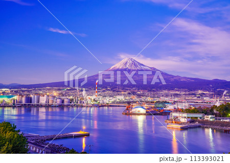 【静岡県】日が落ちて、田子の浦港から望む富士山 113393021