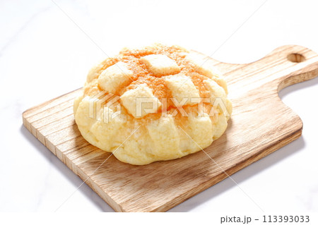 メロンの甘い香りが食欲をそそるメロンパン 113393033