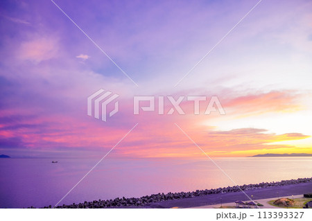 【静岡県】美しいピンク色に染まった駿河湾・船舶 夕景 【静岡県】美しいピンク色に染まった駿河湾・船舶 夕景 113393327