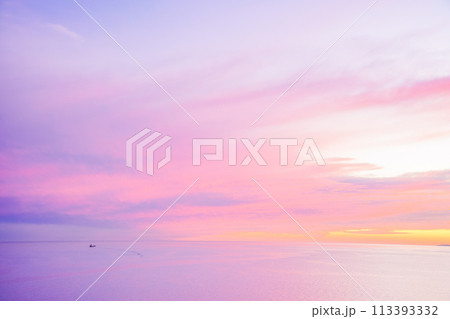 【静岡県】美しいピンク色に染まった駿河湾・船舶 夕景 【静岡県】美しいピンク色に染まった駿河湾・船舶 夕景 113393332