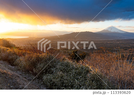伊豆スカイラインからの富士山夕刻遠景 113393620