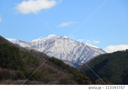 春の早池峰ダムから見える早池峰山 春の早池峰ダムから見える早池峰山 113393787