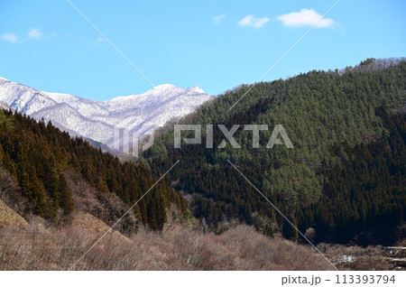 春の早池峰ダムから見える早池峰山 113393794