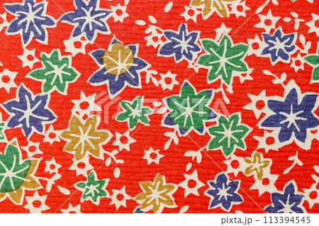 赤地に楓の葉の和柄文様 赤地に楓の葉の和柄文様 113394545