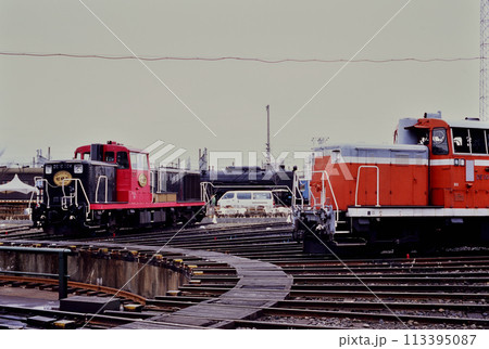 2004年 梅小路運転区のDE10と嵯峨野観光鉄道のDE10 2004年 梅小路運転区のDE10と嵯峨野観光鉄道のDE10 113395087